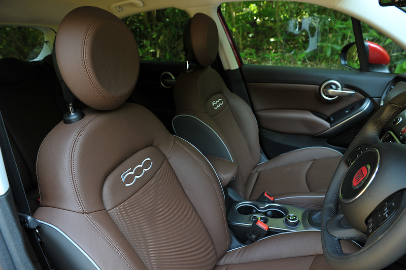 レトロな美学と先進テクノロジーを融合したインテリアデザイン（ブラウン/ダークグレーカラー）。ダークグレー仕上げのインストルメントパネルなどがCross Plus専用品になる。Cross Plusでは前述のACCに加え前面衝突警報（クラッシュミティゲーション付）、レーンデパーチャーウォーニング（車線逸脱警報）、ブラインドスポットモニター/リアクロスパスディテクションといった先進装備が標準装備されるのも魅力の1つ