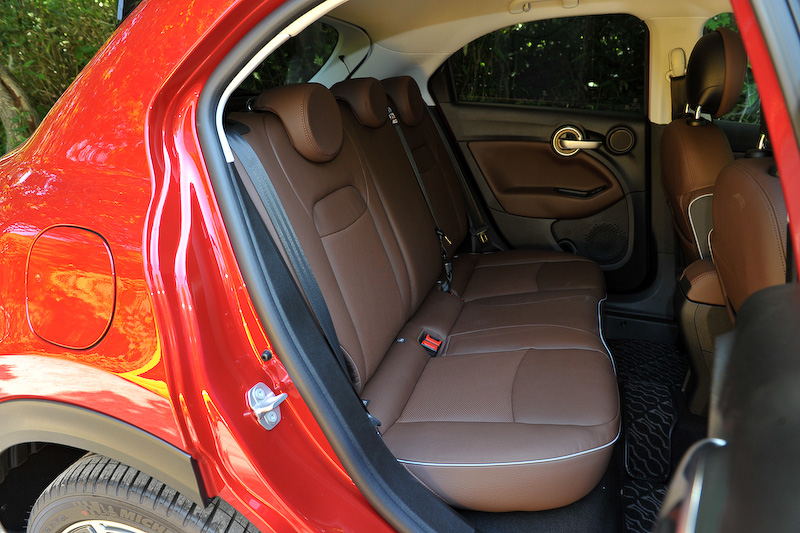 レトロな美学と先進テクノロジーを融合したインテリアデザイン（ブラウン/ダークグレーカラー）。ダークグレー仕上げのインストルメントパネルなどがCross Plus専用品になる。Cross Plusでは前述のACCに加え前面衝突警報（クラッシュミティゲーション付）、レーンデパーチャーウォーニング（車線逸脱警報）、ブラインドスポットモニター/リアクロスパスディテクションといった先進装備が標準装備されるのも魅力の1つ