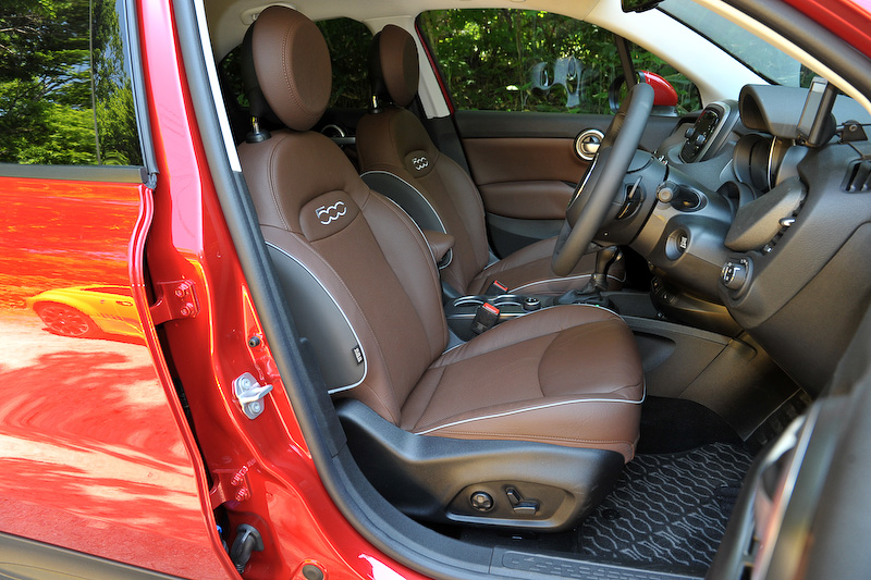 レトロな美学と先進テクノロジーを融合したインテリアデザイン（ブラウン/ダークグレーカラー）。ダークグレー仕上げのインストルメントパネルなどがCross Plus専用品になる。Cross Plusでは前述のACCに加え前面衝突警報（クラッシュミティゲーション付）、レーンデパーチャーウォーニング（車線逸脱警報）、ブラインドスポットモニター/リアクロスパスディテクションといった先進装備が標準装備されるのも魅力の1つ