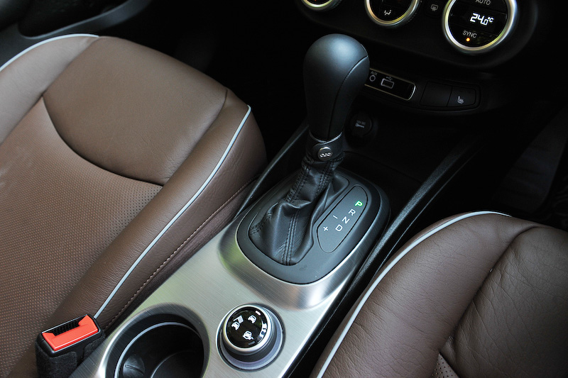 レトロな美学と先進テクノロジーを融合したインテリアデザイン（ブラウン/ダークグレーカラー）。ダークグレー仕上げのインストルメントパネルなどがCross Plus専用品になる。Cross Plusでは前述のACCに加え前面衝突警報（クラッシュミティゲーション付）、レーンデパーチャーウォーニング（車線逸脱警報）、ブラインドスポットモニター/リアクロスパスディテクションといった先進装備が標準装備されるのも魅力の1つ