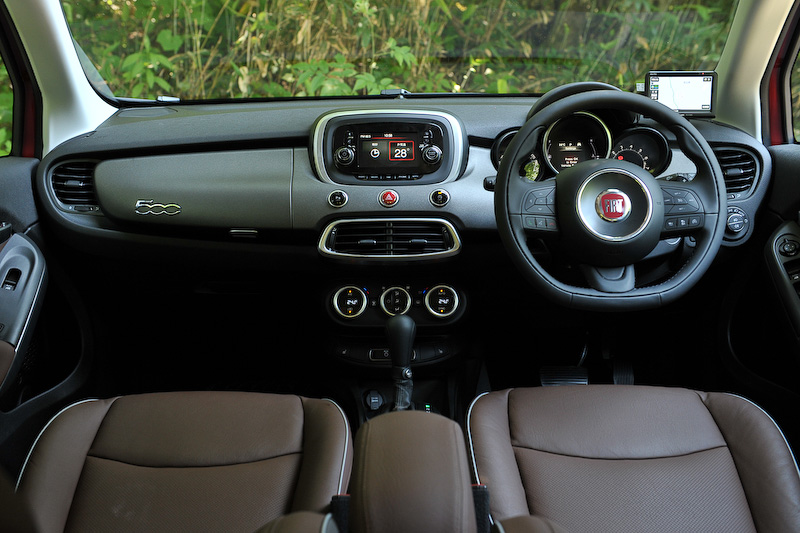 レトロな美学と先進テクノロジーを融合したインテリアデザイン（ブラウン/ダークグレーカラー）。ダークグレー仕上げのインストルメントパネルなどがCross Plus専用品になる。Cross Plusでは前述のACCに加え前面衝突警報（クラッシュミティゲーション付）、レーンデパーチャーウォーニング（車線逸脱警報）、ブラインドスポットモニター/リアクロスパスディテクションといった先進装備が標準装備されるのも魅力の1つ