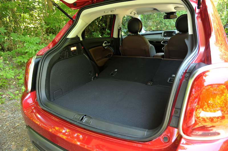 レトロな美学と先進テクノロジーを融合したインテリアデザイン（ブラウン/ダークグレーカラー）。ダークグレー仕上げのインストルメントパネルなどがCross Plus専用品になる。Cross Plusでは前述のACCに加え前面衝突警報（クラッシュミティゲーション付）、レーンデパーチャーウォーニング（車線逸脱警報）、ブラインドスポットモニター/リアクロスパスディテクションといった先進装備が標準装備されるのも魅力の1つ