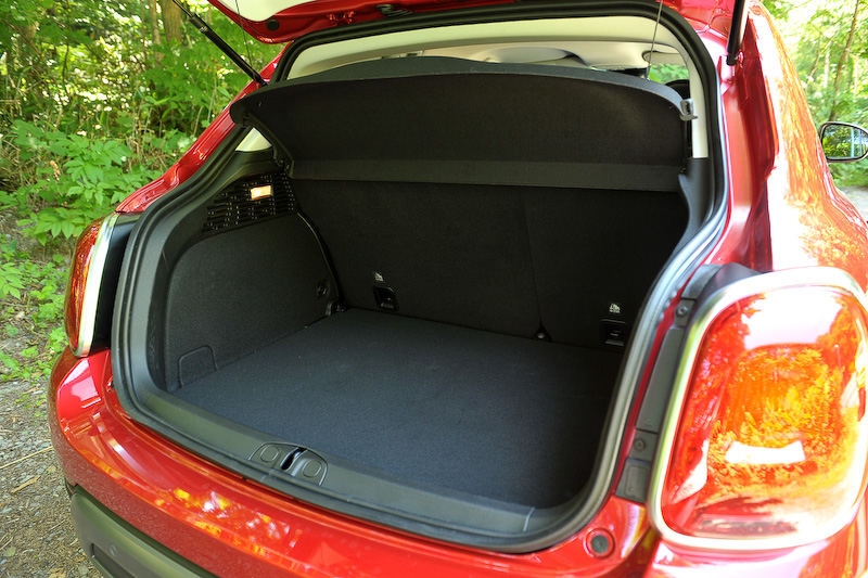 レトロな美学と先進テクノロジーを融合したインテリアデザイン（ブラウン/ダークグレーカラー）。ダークグレー仕上げのインストルメントパネルなどがCross Plus専用品になる。Cross Plusでは前述のACCに加え前面衝突警報（クラッシュミティゲーション付）、レーンデパーチャーウォーニング（車線逸脱警報）、ブラインドスポットモニター/リアクロスパスディテクションといった先進装備が標準装備されるのも魅力の1つ