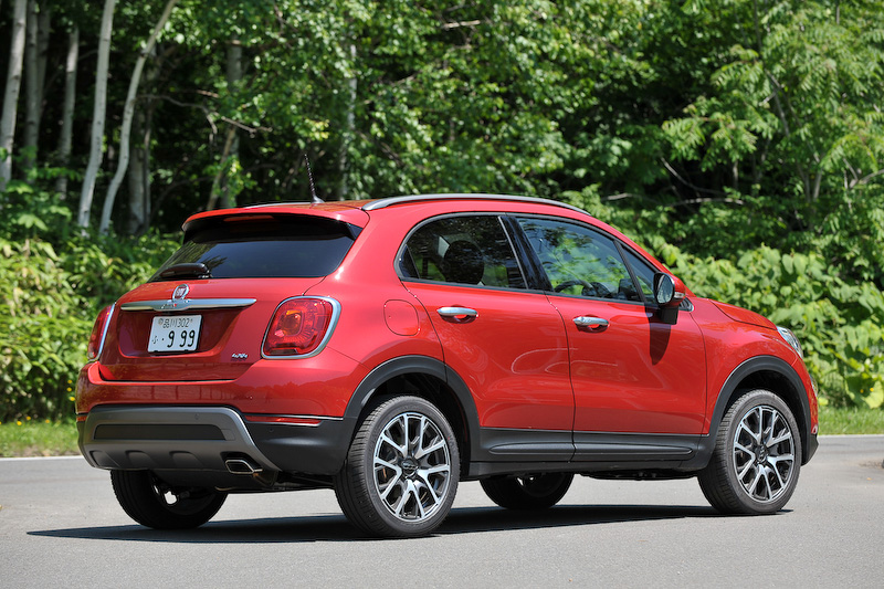 7月1日に仕様変更を行なった、フィアットブランド初のスモールSUV「500X」。試乗したのは直列4気筒1.4リッターターボエンジンに9速ATを組み合わせ、4輪を駆動する「Cross Plus」（339万1200円）。ボディサイズは4270×1795×1625mm（全長×全幅×全高）、ホイールベース2570mm。ステアリング位置は全モデルとも右の設定。ボディカラーは3層仕上げパールペイント「パール レッド」