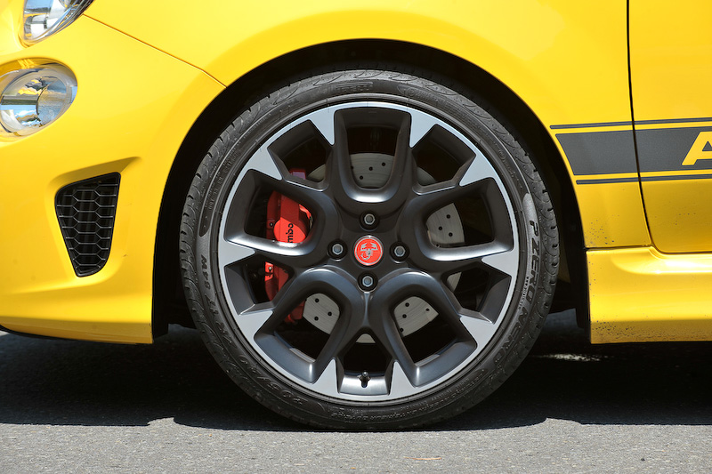 仕様変更に伴い、エクステリアでは前後バンパーをよりアグレッシブなデザインに仕上げるとともに、フロントバンパーにLEDデイランプを追加。また、エアインテークにワンメイクレース仕様車からインスピレーションを受けたという「ABARTH」の浮き文字を設定したほか、リアコンビネーションランプの形状も変更を受けている。そのほか595 コンペティツィオーネ専用10スポーク 17インチアロイホイールにピレリ「P ZERO NERO」（205/40 R17）を、足まわりはKONI製ショックアブソーバー＆ハイパフォーマンスコイルスプリングを装着するとともに、フロントにはブレンボ製4ピストンキャリパーが奢られるなど本格的なスポーツモデルに仕上がっている