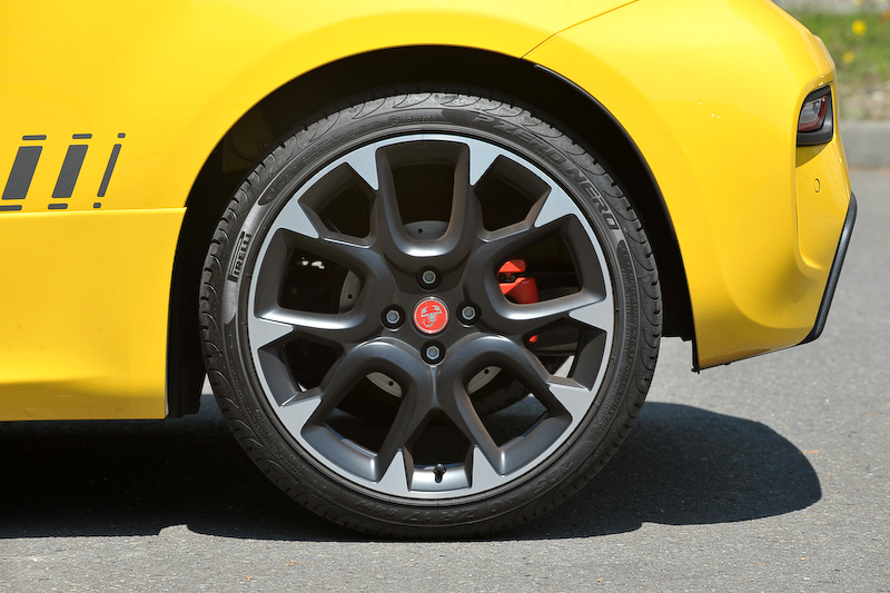 仕様変更に伴い、エクステリアでは前後バンパーをよりアグレッシブなデザインに仕上げるとともに、フロントバンパーにLEDデイランプを追加。また、エアインテークにワンメイクレース仕様車からインスピレーションを受けたという「ABARTH」の浮き文字を設定したほか、リアコンビネーションランプの形状も変更を受けている。そのほか595 コンペティツィオーネ専用10スポーク 17インチアロイホイールにピレリ「P ZERO NERO」（205/40 R17）を、足まわりはKONI製ショックアブソーバー＆ハイパフォーマンスコイルスプリングを装着するとともに、フロントにはブレンボ製4ピストンキャリパーが奢られるなど本格的なスポーツモデルに仕上がっている