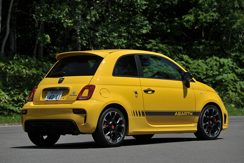 ハッチバックモデル「595」のハイエンドモデル「595 コンペティツィオーネ」（381万2400円）。試乗車は5速シーケンシャルトランスミッション「5速SMT」搭載車で、ボディカラーはアバルト 595 コンペティツィオーネに追加された新色「Giallo Modena（イエロー）」。ボディサイズは3660×1625×1505mm（全長×全幅×全高）、ホイールベースは2300mm。乗車定員は4名