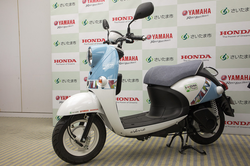 実証実験に30台が用意されるヤマハの原付一種EVバイク「E-Vino（イービーノ）」。サイズは1675×660×1005mm（全長×全幅×全高）で、車両重量は68kg（バッテリー装着時）