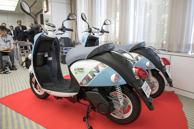 実証実験に30台が用意されるヤマハの原付一種EVバイク「E-Vino（イービーノ）」。サイズは1675×660×1005mm（全長×全幅×全高）で、車両重量は68kg（バッテリー装着時）