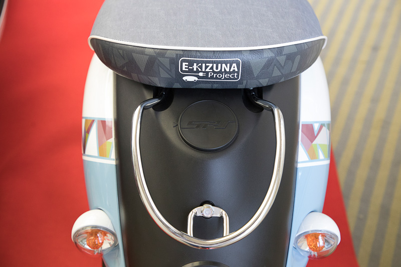 KIZUNAの文字とさいたま市の10区のイメージカラーを取り入れたグラフィックデザインをボディに設定。E-KIZUNA Projectのマークはフロント、左右カバー、シート後方に入る