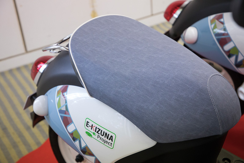 シートには実証実験の専用仕様となるデニム調の表皮が使われる