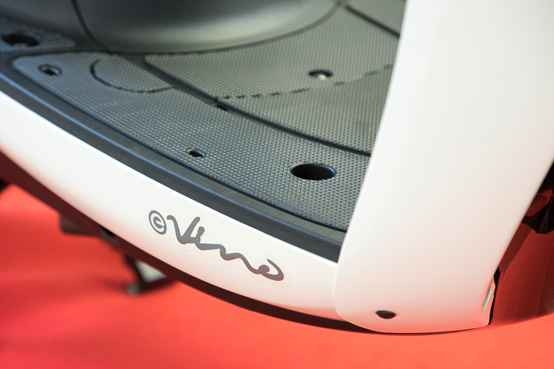 ステップ部にはE-Vinoのロゴ