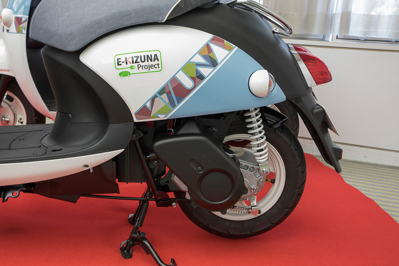 EVバイクなので、後輪の右側にマフラーがなくスッキリしている。イービーノの最高出力は1.2kW（1.6PS）/3760rpm、最大トルクは7.8Nm（0.8kgm）/330rpm。バッテリーはリチウムイオン電池で充電時間は約3時間