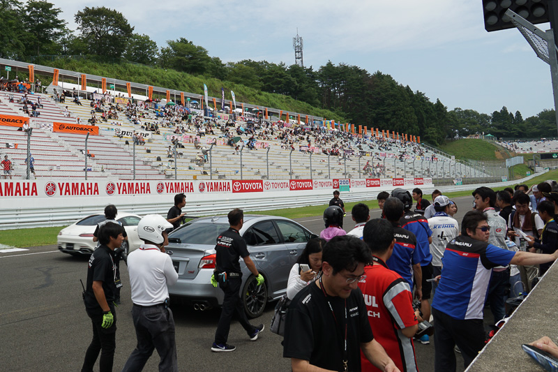 日産自動車「GT-R」、スバル「WRX STI」、メルセデスAMG「GT」、アウディ「R8」といったハイパフォーマンスカーの同乗走行体験ができる「サーキットエクスペリエンス」