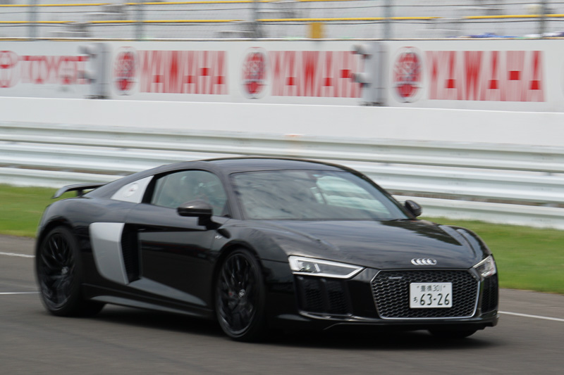 日産自動車「GT-R」、スバル「WRX STI」、メルセデスAMG「GT」、アウディ「R8」といったハイパフォーマンスカーの同乗走行体験ができる「サーキットエクスペリエンス」