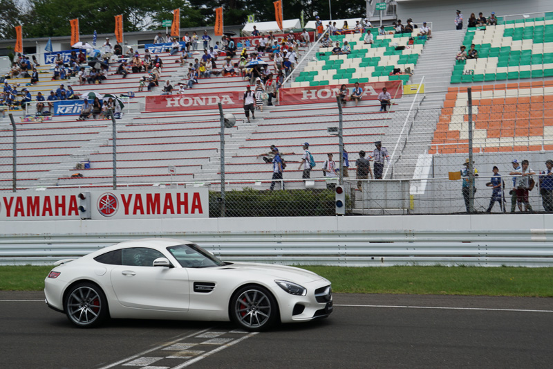 日産自動車「GT-R」、スバル「WRX STI」、メルセデスAMG「GT」、アウディ「R8」といったハイパフォーマンスカーの同乗走行体験ができる「サーキットエクスペリエンス」