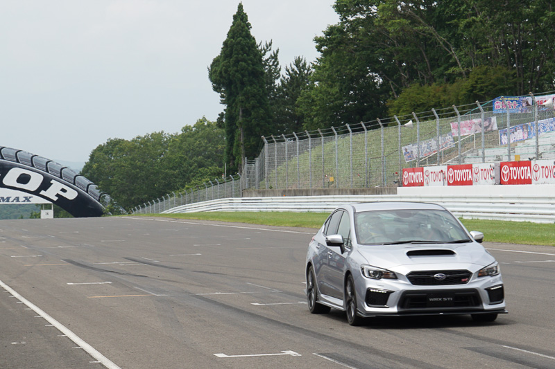 日産自動車「GT-R」、スバル「WRX STI」、メルセデスAMG「GT」、アウディ「R8」といったハイパフォーマンスカーの同乗走行体験ができる「サーキットエクスペリエンス」