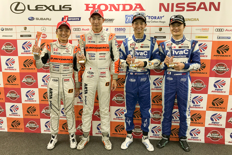 8号車 ARTA NSX-GTの野尻智紀選手、小林崇志組選手、GT300の25号車 VivaC 86 MCの松井孝允選手、山下健太組選手
