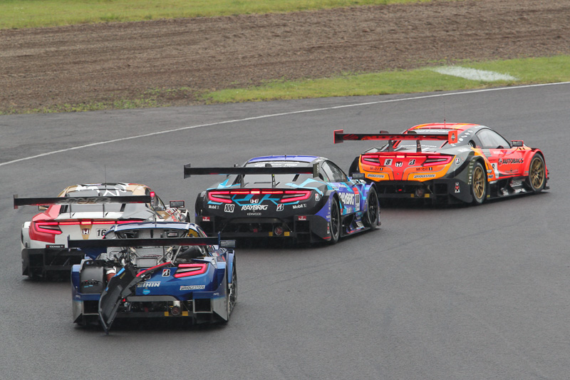 17号車 KEIHIN NSX-GT（塚越広大/小暮卓史組、BS）は、エンジンカウルがストレートで吹き飛んでしまった