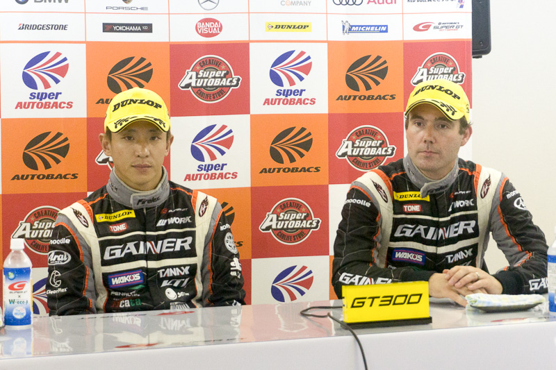 GT300クラスの11号車 GAINER TANAX AMG GT3をドライブした平中克幸選手（左）、ビヨン・ビルドハイム選手（右）