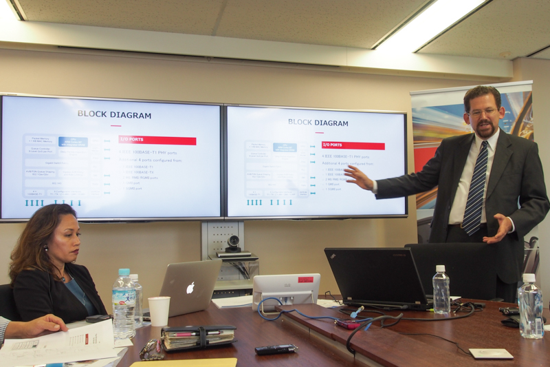 マーベルジャパン株式会社の本社オフィスにおいて説明を行なう、Marvell Semiconductor ワールドワイドビジネスデベロップメント担当 バイスプレジデントのドナ・ヤセイ氏（左）と、Marvell Semiconductor オートモーティブソリューショングループ ビジネスデベロップメント担当ディレクター 倉臼 あんどりゅ氏