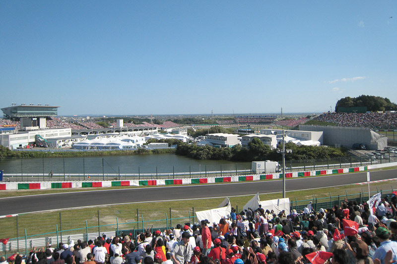 2006年の鈴鹿、決勝直前の東コース。細かく見るとストレートエンドの仮設スタンドが凄い。当時はS字2つ目から逆バンク、ダンロップコーナー付近は自由席で人、人、人で埋め尽くされている