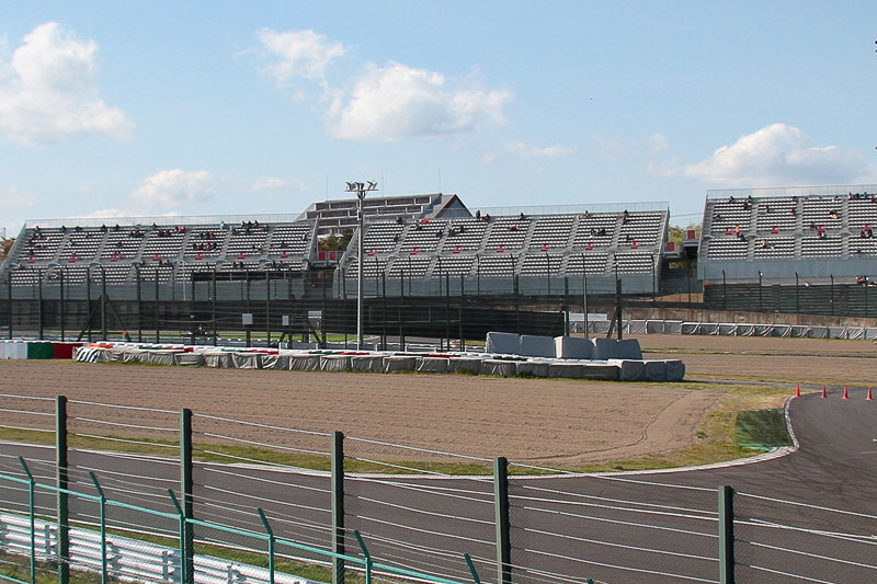 グランドスタンドはリニューアル。シケインには見晴らしのよい立派なスタンドが新設された