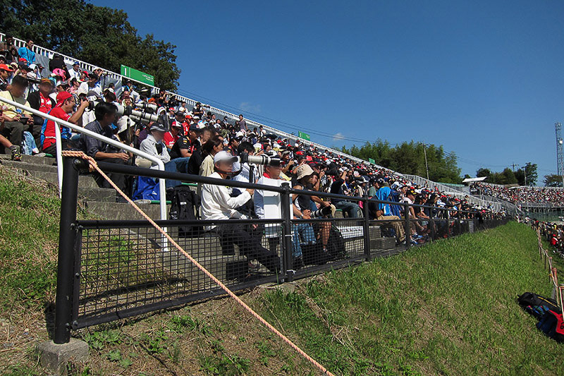 平日である金曜日の午前中からヘアピンスタンドは満席。金曜日自由席をした効果は絶大（2012年撮影）