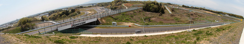 Gエリアのヘアピン側は西ストレートと立体交差からヘアピンに向かうマシンが見られる