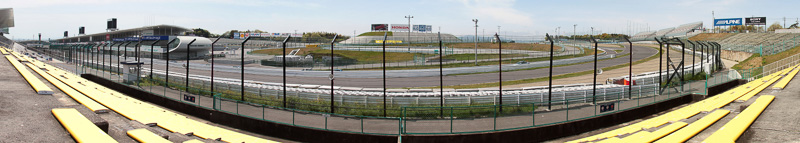 ファミリーシート（S席）はシケインの立ち上がりから最終コーナーを見ることができる