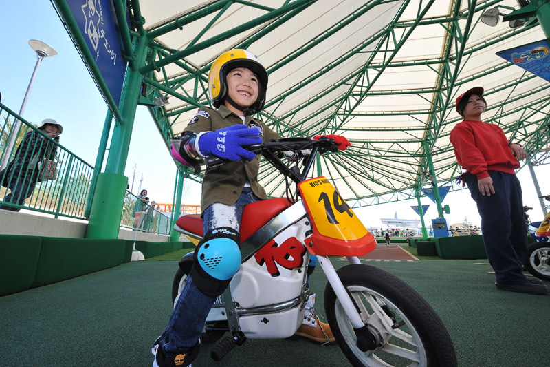 キッズバイクは3歳から小学生まで乗れるバイク