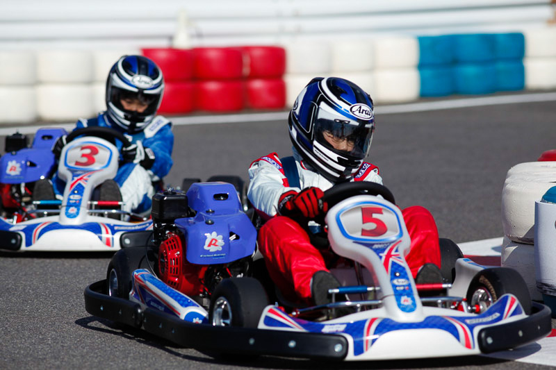 コチラレーシングカートは小学3年生（身長130cm以上）から乗れるジュニア専用レーシングカート