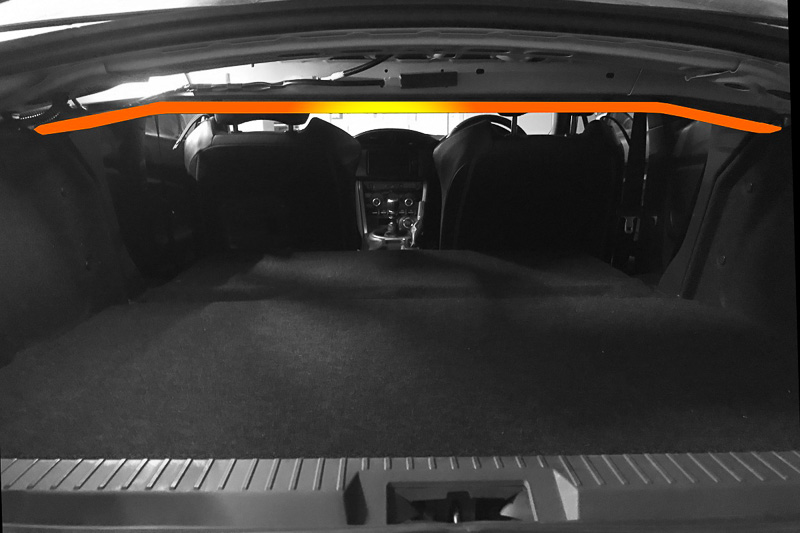 リアバルクヘッドの形状に合わせた構造を採用することで、トランクの積載容量に極力影響を与えないようにしている