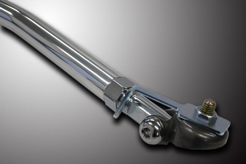 ボディと結合する左右ブラケット部はガンメタ塗装となる