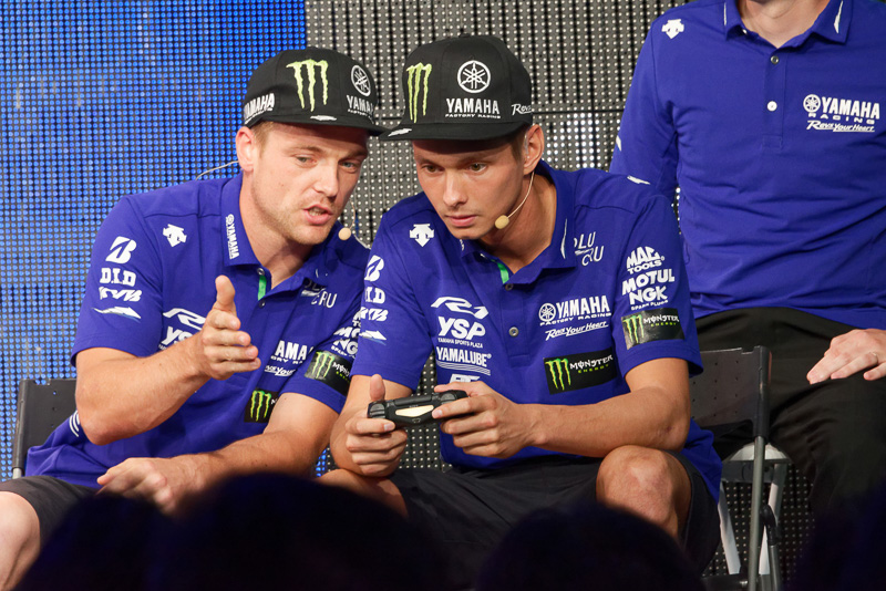 プレー中のファン・デル・マーク選手にアドバイスするローズ選手