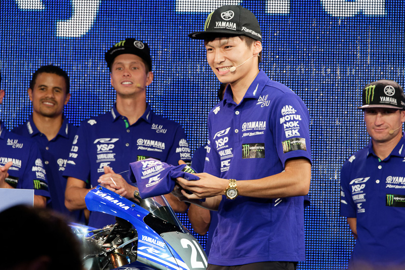 中須賀選手、ローズ選手、野左根選手をはじめ、3チーム9人のライダーが1人ずつくじ引きしてプレゼントを手渡した