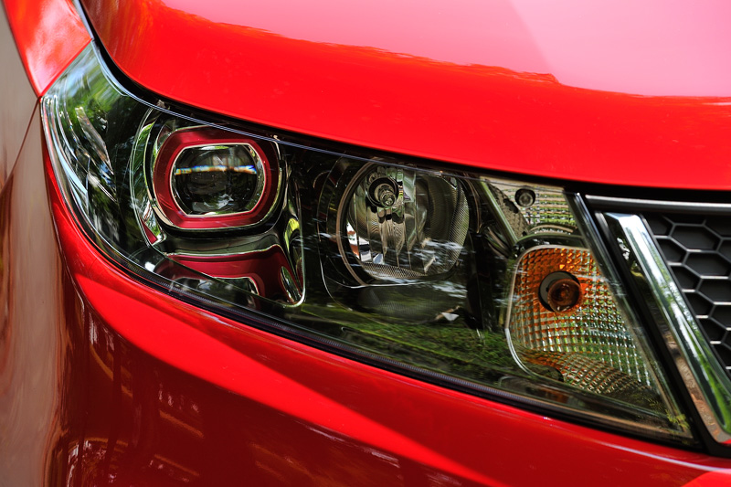 レッドプロジェクターカバーを採用した特徴的なLEDヘッドライト