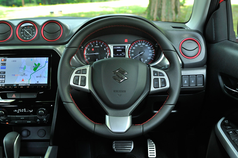 赤のステッチを採用する本革巻きステアリングホイール（オーディオスイッチ付）