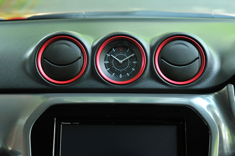 メーターリング、エアコンルーバーリング、センタークロックガーニッシュにアルマイトレッド加飾を採用