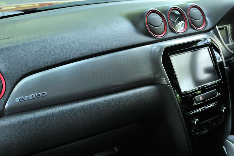 金属調のインパネガーニッシュはヘアライン調のデザインを採用
