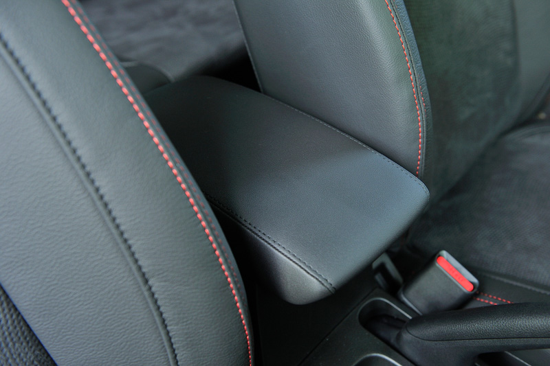 アームレスト機能付きコンソールボックス