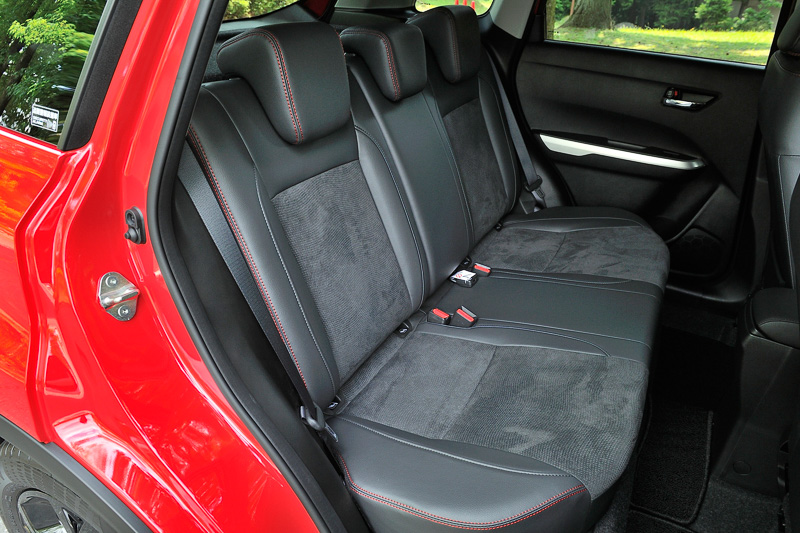 赤のステッチをアクセントに施したシートは、本革＆スエード調の表皮（エンボス加工）を採用