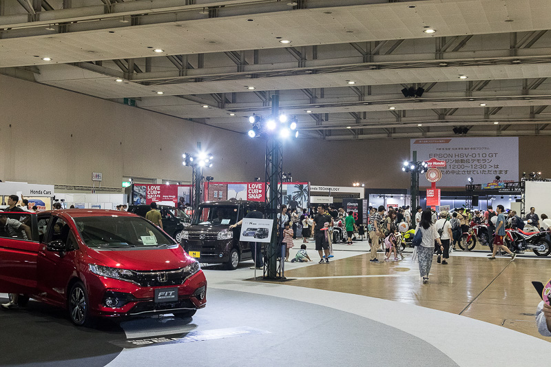 メイン会場には多くのブースが設けられ、数多くのホンダ車を展示