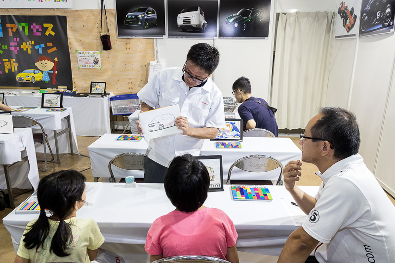 完成後はデザイナーによる講評が受けられる