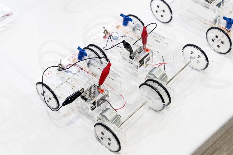 水素ミニカーは手前と奥でセルの数が違うためスピードが異なる、なんてトコロまで教えてくれる