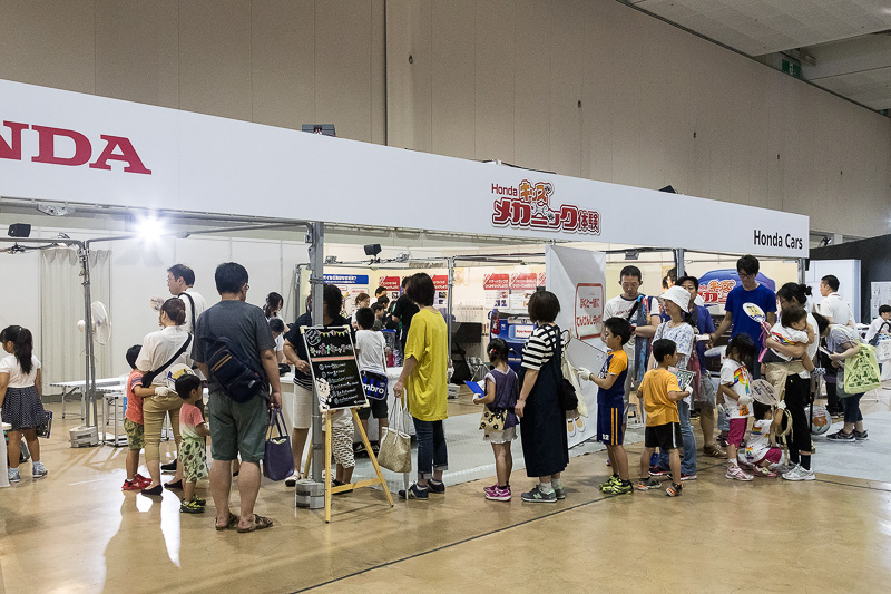 体験待ちの列ができたホンダキッズメカニック体験