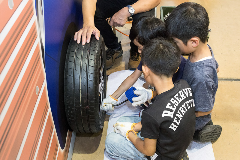 空気圧ゲージでタイヤチェック