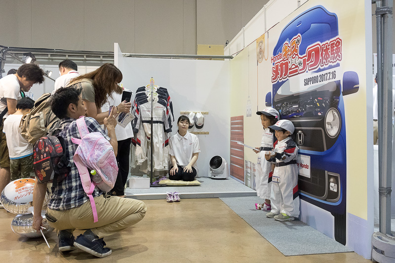 メカニック用のツナギを着て記念撮影