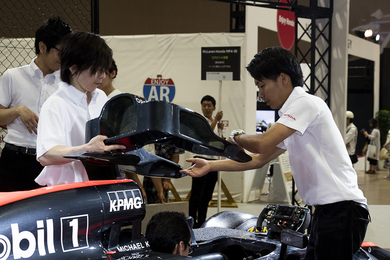 「McLaren-Honda MP4-30 コックピット体験」
