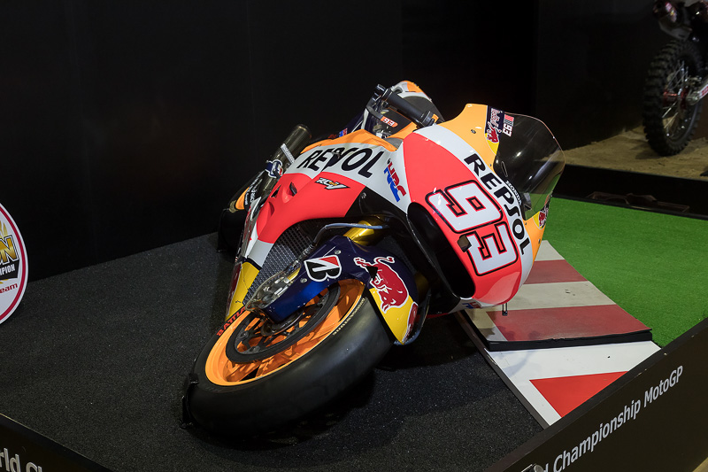 「RC213V」が60度傾いた状態で展示され、乗ることができる「なりきり！MotoGPライダー」